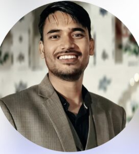 घंसौर। जनपद पंचायत घंसौर में मुख्य कार्यपालन अधिकारी (सीईओ) के रूप में पदस्थ हुए युवा अधिकारी आकाश जैन अपनी कार्यशैली और सक्रियता के कारण अल्प समय में ही क्षेत्र में चर्चा का विषय बन गए हैं। विगत 16 अप्रैल 2026 को घंसौर जनपद पंचायत में पदस्थापना के बाद से ही उन्होंने कार्यालय तक सीमित रहने के बजाय सीधे गांवों में पहुंचकर समस्याओं का निराकरण करना शुरू कर दिया है। युवा ऊर्जा और सकारात्मक सोच के साथ कार्य कर रहे आकाश जैन विकास कार्यों की लगातार निगरानी कर रहे हैं। उनकी कार्यप्रणाली का सबसे बड़ा पहलू यह है कि वे जनप्रतिनिधियों, पंचायत कर्मियों एवं विभागीय अधिकारियों के साथ बेहतर समन्वय स्थापित कर योजनाओं को धरातल पर उतारने का प्रयास कर रहे हैं। यही कारण है कि कम समय में ही उनकी एक संवेदनशील और कार्यशील अधिकारी की छवि उभरकर सामने आई है। *भीषण गर्मी में गांव पहुंचकर जल संकट का कराया समाधान* हाल ही में घंसौर विकासखंड के समीपस्थ ग्राम पौड़ी में भीषण जल संकट की स्थिति उत्पन्न हो गई थी। ग्रामीणों को पेयजल के लिए भारी परेशानियों का सामना करना पड़ रहा था। सूचना मिलते ही सीईओ आकाश जैन स्वयं मौके पर पहुंचे और तेज धूप के बीच स्थिति का निरीक्षण किया। उन्होंने संबंधित अधिकारियों एवं कर्मचारियों को तत्काल आवश्यक निर्देश दिए तथा समस्या के समाधान के लिए प्रभावी कदम उठाए। ग्रामीणों का कहना है कि किसी अधिकारी को पहली बार इतनी गंभीरता के साथ गांव में पहुंचकर समस्या का समाधान करते देखा गया। उनकी सक्रियता से ग्रामीणों में प्रशासन के प्रति विश्वास और मजबूत हुआ है। सीधे सुन रहे ग्रामीणों की समस्याएं सीईओ आकाश जैन लगातार क्षेत्र भ्रमण कर रहे हैं और ग्रामीणों से सीधे संवाद स्थापित कर उनकी समस्याओं को सुन रहे हैं। वे केवल शिकायतें सुनने तक सीमित नहीं रहते, बल्कि संबंधित मामलों में तत्काल कार्रवाई सुनिश्चित करने का प्रयास भी करते हैं। उनकी इस कार्यशैली को ग्रामीणों द्वारा काफी सराहा जा रहा है एवं विकास कार्यों की कर रहे सतत निगरानी तो बही जनपद पंचायत क्षेत्र में चल रहे निर्माण कार्यों, शासकीय योजनाओं और पंचायत स्तर की गतिविधियों की भी वे नियमित समीक्षा कर रहे हैं। उनका उद्देश्य यह सुनिश्चित करना है कि शासन की योजनाओं का लाभ पात्र हितग्राहियों तक समय पर पहुंचे और विकास कार्यों में गुणवत्ता बनी रहे। *भ्रष्टाचार पर सख्त रुख , लापरवाही करने पर की जाएगी कार्यवाही* पदभार ग्रहण करने के बाद आकाश जैन ने विभागीय कर्मचारियों को स्पष्ट संदेश दिया है कि विकास कार्यों में किसी भी प्रकार की लापरवाही, अनियमितता अथवा भ्रष्टाचार बर्दाश्त नहीं किया जाएगा। उन्होंने सभी कर्मचारियों को पारदर्शिता और जवाबदेही के साथ कार्य करने के निर्देश दिए हैं। साथ ही यह भी कहा है कि आम जनता की समस्याओं का समयबद्ध निराकरण प्राथमिकता होना चाहिए। *पहली पदस्थापना में ही छोड़ रहे प्रभाव* गौरतलब है कि आकाश जैन हाल ही में मध्यप्रदेश लोक सेवा आयोग (पीएससी) के माध्यम से चयनित हुए हैं और घंसौर में सीईओ जनपद पंचायत के रूप में उनकी यह पहली पदस्थापना है। अपनी पहली ही जिम्मेदारी में वे जिस सक्रियता और समर्पण के साथ कार्य कर रहे हैं, उससे क्षेत्र के लोगों में उनसे काफी उम्मीदें जुड़ गई हैं। इस संबंध में सीईओ आकाश जैन का कहना है कि, "मेरी पूरी कोशिश रहेगी कि क्षेत्र की प्रत्येक समस्या का समाधान प्राथमिकता के आधार पर किया जाए। शासन की योजनाओं का लाभ अंतिम व्यक्ति तक पहुंचे और जनता को बेहतर प्रशासनिक सेवाएं मिलें, यही मेरा लक्ष्य है।" युवा सोच, जमीनी कार्यशैली और जनहित के प्रति समर्पण के कारण आकाश जैन घंसौर क्षेत्र में एक ऐसे अधिकारी के रूप में पहचान बना रहे हैं, जो कार्यालय से अधिक जनता के बीच रहकर काम करने में विश्वास रखते हैं।