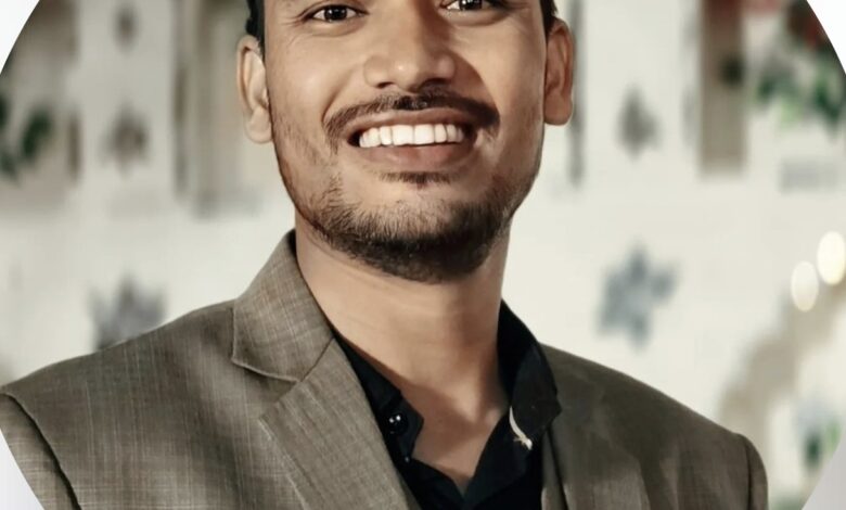 घंसौर। जनपद पंचायत घंसौर में मुख्य कार्यपालन अधिकारी (सीईओ) के रूप में पदस्थ हुए युवा अधिकारी आकाश जैन अपनी कार्यशैली और सक्रियता के कारण अल्प समय में ही क्षेत्र में चर्चा का विषय बन गए हैं। विगत 16 अप्रैल 2026 को घंसौर जनपद पंचायत में पदस्थापना के बाद से ही उन्होंने कार्यालय तक सीमित रहने के बजाय सीधे गांवों में पहुंचकर समस्याओं का निराकरण करना शुरू कर दिया है। युवा ऊर्जा और सकारात्मक सोच के साथ कार्य कर रहे आकाश जैन विकास कार्यों की लगातार निगरानी कर रहे हैं। उनकी कार्यप्रणाली का सबसे बड़ा पहलू यह है कि वे जनप्रतिनिधियों, पंचायत कर्मियों एवं विभागीय अधिकारियों के साथ बेहतर समन्वय स्थापित कर योजनाओं को धरातल पर उतारने का प्रयास कर रहे हैं। यही कारण है कि कम समय में ही उनकी एक संवेदनशील और कार्यशील अधिकारी की छवि उभरकर सामने आई है। *भीषण गर्मी में गांव पहुंचकर जल संकट का कराया समाधान* हाल ही में घंसौर विकासखंड के समीपस्थ ग्राम पौड़ी में भीषण जल संकट की स्थिति उत्पन्न हो गई थी। ग्रामीणों को पेयजल के लिए भारी परेशानियों का सामना करना पड़ रहा था। सूचना मिलते ही सीईओ आकाश जैन स्वयं मौके पर पहुंचे और तेज धूप के बीच स्थिति का निरीक्षण किया। उन्होंने संबंधित अधिकारियों एवं कर्मचारियों को तत्काल आवश्यक निर्देश दिए तथा समस्या के समाधान के लिए प्रभावी कदम उठाए। ग्रामीणों का कहना है कि किसी अधिकारी को पहली बार इतनी गंभीरता के साथ गांव में पहुंचकर समस्या का समाधान करते देखा गया। उनकी सक्रियता से ग्रामीणों में प्रशासन के प्रति विश्वास और मजबूत हुआ है। सीधे सुन रहे ग्रामीणों की समस्याएं सीईओ आकाश जैन लगातार क्षेत्र भ्रमण कर रहे हैं और ग्रामीणों से सीधे संवाद स्थापित कर उनकी समस्याओं को सुन रहे हैं। वे केवल शिकायतें सुनने तक सीमित नहीं रहते, बल्कि संबंधित मामलों में तत्काल कार्रवाई सुनिश्चित करने का प्रयास भी करते हैं। उनकी इस कार्यशैली को ग्रामीणों द्वारा काफी सराहा जा रहा है एवं विकास कार्यों की कर रहे सतत निगरानी तो बही जनपद पंचायत क्षेत्र में चल रहे निर्माण कार्यों, शासकीय योजनाओं और पंचायत स्तर की गतिविधियों की भी वे नियमित समीक्षा कर रहे हैं। उनका उद्देश्य यह सुनिश्चित करना है कि शासन की योजनाओं का लाभ पात्र हितग्राहियों तक समय पर पहुंचे और विकास कार्यों में गुणवत्ता बनी रहे। *भ्रष्टाचार पर सख्त रुख , लापरवाही करने पर की जाएगी कार्यवाही* पदभार ग्रहण करने के बाद आकाश जैन ने विभागीय कर्मचारियों को स्पष्ट संदेश दिया है कि विकास कार्यों में किसी भी प्रकार की लापरवाही, अनियमितता अथवा भ्रष्टाचार बर्दाश्त नहीं किया जाएगा। उन्होंने सभी कर्मचारियों को पारदर्शिता और जवाबदेही के साथ कार्य करने के निर्देश दिए हैं। साथ ही यह भी कहा है कि आम जनता की समस्याओं का समयबद्ध निराकरण प्राथमिकता होना चाहिए। *पहली पदस्थापना में ही छोड़ रहे प्रभाव* गौरतलब है कि आकाश जैन हाल ही में मध्यप्रदेश लोक सेवा आयोग (पीएससी) के माध्यम से चयनित हुए हैं और घंसौर में सीईओ जनपद पंचायत के रूप में उनकी यह पहली पदस्थापना है। अपनी पहली ही जिम्मेदारी में वे जिस सक्रियता और समर्पण के साथ कार्य कर रहे हैं, उससे क्षेत्र के लोगों में उनसे काफी उम्मीदें जुड़ गई हैं। इस संबंध में सीईओ आकाश जैन का कहना है कि, "मेरी पूरी कोशिश रहेगी कि क्षेत्र की प्रत्येक समस्या का समाधान प्राथमिकता के आधार पर किया जाए। शासन की योजनाओं का लाभ अंतिम व्यक्ति तक पहुंचे और जनता को बेहतर प्रशासनिक सेवाएं मिलें, यही मेरा लक्ष्य है।" युवा सोच, जमीनी कार्यशैली और जनहित के प्रति समर्पण के कारण आकाश जैन घंसौर क्षेत्र में एक ऐसे अधिकारी के रूप में पहचान बना रहे हैं, जो कार्यालय से अधिक जनता के बीच रहकर काम करने में विश्वास रखते हैं।