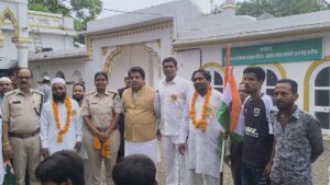 राजगढ़ में पहली बार अंजुमन सदर अनवर खान खैर मोनू के नेतृत्व में निकली विशाल तिरंगा रैली, देशभक्त के रंग में रंगा शहर राजगढ़। स्वतंत्रता दिवस के अवसर पर राजगढ़ में पहली बार अंजुमन सदर के नेतृत्व में मुस्लिम समाज द्वारा इतनी बड़ी तिरंगा रैली निकाली गई। रैली में बड़ी संख्या में समाजजन शामिल हुए और हाथों में तिरंगा लेकर देशभक्त एवं राष्ट्रीय एकता का संदेश दिया। रैली के दौरान शहर की सड़कों पर तिरंगाओं की कतार नजर आई। युवाओं से लेकर बुजुर्गों तक ने उत्साह के साथ रैली में सहभागिता की। देशभक्त के नारों से पूरा माहौल गूंज उठा। रैली का उद्देश्य समाज में देशप्रेम, भाईचारे और एकता की भावना को मजबूत करना रहा। अंजुमन सदर की प्राप्ति में निकली इस विशाल रैली को लेकर समाजजनों में खासा उत्साह देखने को मिला। आयोजकों ने कहा कि तिरंगा हम सभी की शान और देश की एकता का प्रतीक है। कार्यक्रम के माध्यम से राजगढ़ में हिंदू-मुस्लिम एकता और आपसी भाईचारे का संदेश भी दिया गया। रैली में शामिल लोगों ने देश की तरक्की, अमन-चैन और सामाजिक सौहार्द की कामना करते हुए राष्ट्र की एकता और अखंडता बनाए रखने का संकल्प लिया। *राजगढ़ से सैफ अली की रिपोर्ट*
